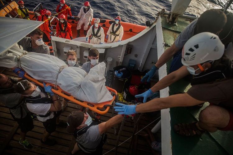 Regu penyelamat Italia tengah memboyong mayat yang ditemukan di Laut Mediterania, Minggu (5/11/2017). (CNN).