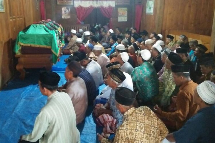  Kedatangan jenasah Ahmad Sofyanto (29) alias Yusuf dari Surabaya, Jawa Timur disambut jerit tangis rekan serta keluarganya di Desa Karangrejo, Kecamatan Gabus, Kabupaten Grobogan, Jawa Tengah, Minggu (21/5/2017) sore. 