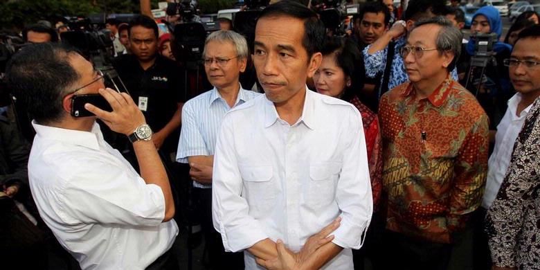 Gubernur DKI Jakarta, Joko Widodo dan Direktur Utama PT MRT Jakarta, Dono Boestami (kiri) saat soft launching dimulainya megaproyek MRT Jakarta di Kawasan Bundaran Hotel Indonesia, Jakarta, Kamis (2/5/2013). Tahap pertama pembangunan MRT akan dimulai dengan rute Lebak Bulus-Bundaran HI. KOMPAS IMAGES/KRISTIANTO PURNOMO