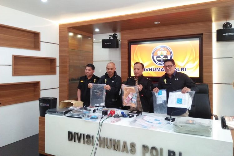 Satgas Antimafia Bola menggelar konferensi pers di Mabes Polri, Jakarta, Sabtu (16/2/2019).