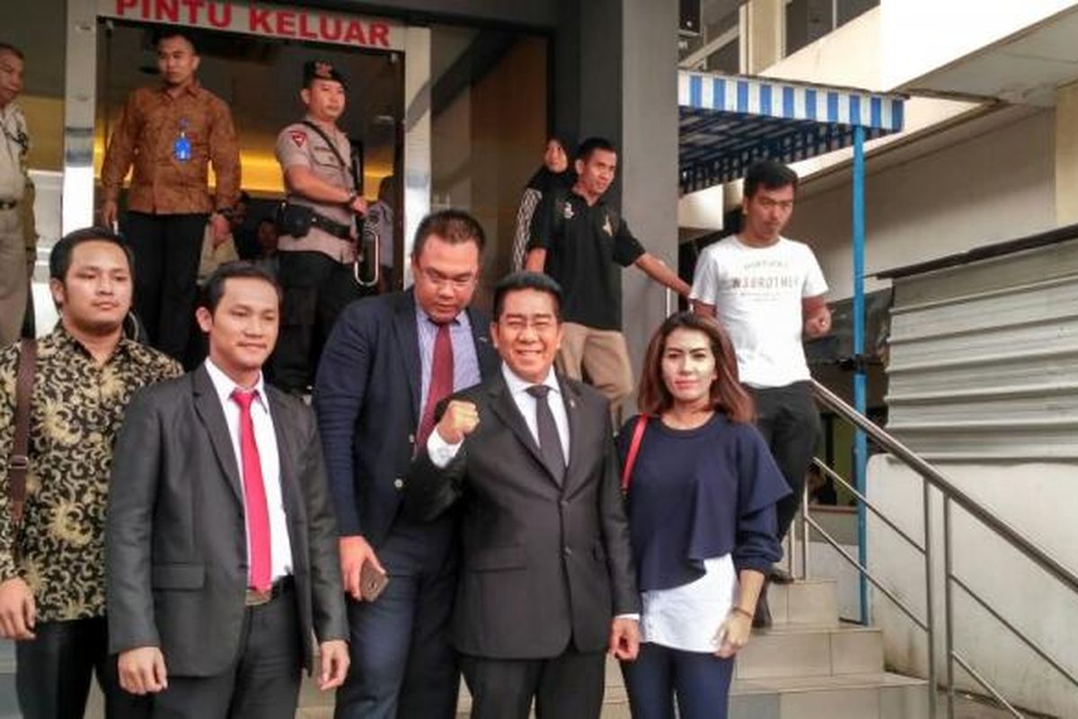 Anggota Komisi II DPR RI Henry Yosodiningrat melaporkan dua akun di media sosial yang menyebutnya berhaluan komunisme ke Polda Metro Jaya, Selasa (31/1/2017).