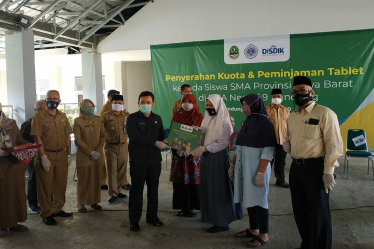 Kepala Dinas Pendidikan Provinsi Jawa Barat Dedi Supandi saat memberikan pinjaman tablet kepada perwakilan siswa SMA 9 Kota Bandung, Senin (31/8/2020). Sebanyak 38.323 unit tablet akan dipinjamkan bagi siswa yang tak memiliki gawai dalam program belajar daring selama pandemi Covid-19.