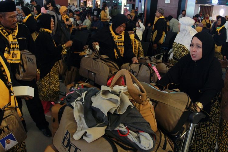 Calon jamaah umrah asal Metro Bandar Lampung meninggalkan bandara untuk kembali ke rumah masing-masing usai mengetahui adanya pembatalan penerbangan dari Terminal 3 Bandara Soekarno Hatta, Tangerang, Banten, Kamis (27/2/2020). Ribuan calon jamaah umrah melalui bandara Soekarno Hatta gagal berangkat menuju Tanah Suci karena adanya penghentian sementara masuknya warga negara asing ke wilayah kerajaan Arab Saudi hingga batas waktu yang belum ditentukan untuk mencegah penularaan virus corona. ANTARA FOTO/Muhammad Iqbal/aww.