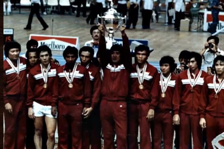 Tim Indonesia saat berhasil meraih Piala Thomas 1984. Mereka merebut trofi dari genggaman RRT (Republik Rakyat Tiongkok).