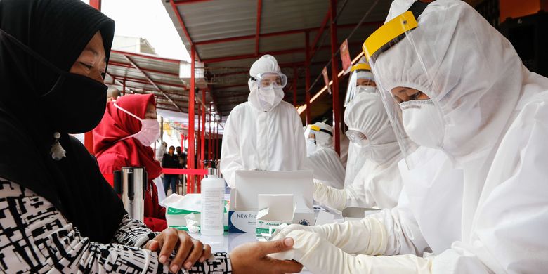 bWarga mengikuti rapid test covid-19 massal yang digelar Badan Intelijen Negara di Pasar Bogor, Senin (11/5/2020). Sebanyak 500 orang warga mengikuti rapid test ini guna mencegah penyebaran virus corona.