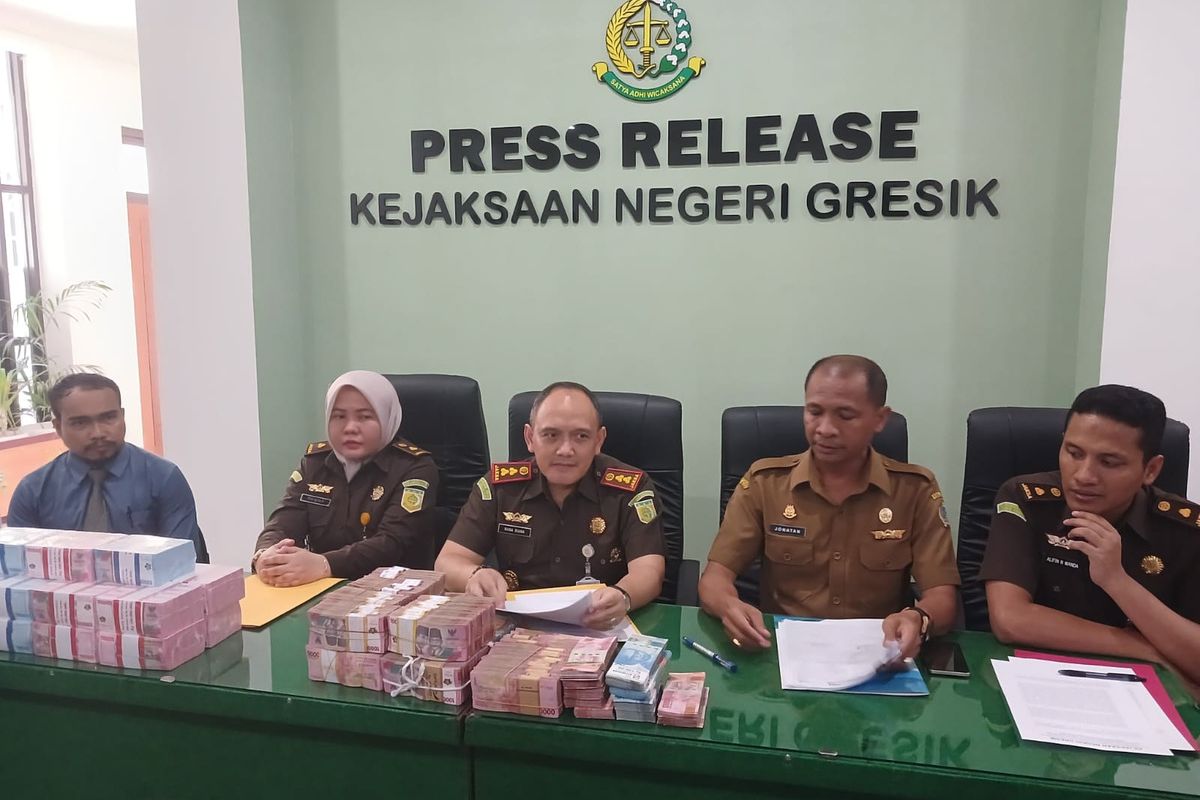 Kepala Kejari Gresik Nana Riana (tengah), Kasi Pidsus Kejari Gresik Alifin Nurahmana Wanda (kanan) dan kuasa hukum Ryan Febrianto, Rizal Hariyadi (kiri), di kantor Kejari Gresik, Jawa Timur, Senin (9/9/2024).