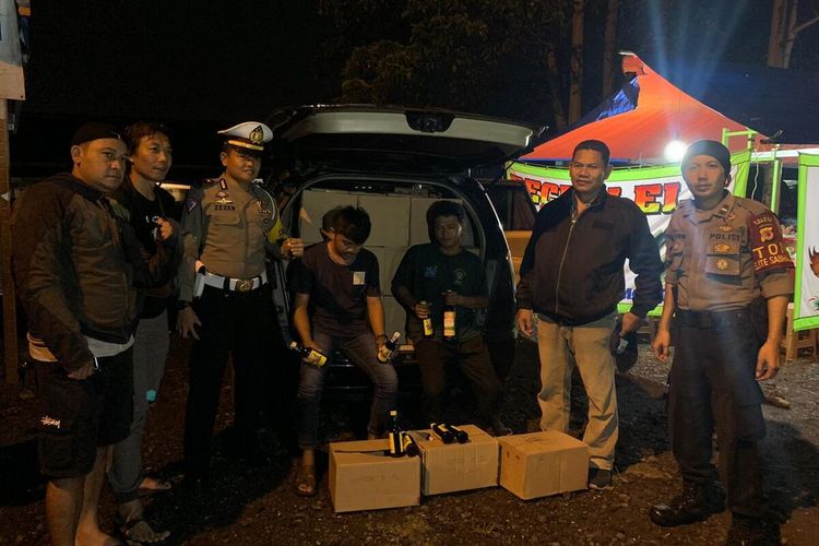 Polisi berhasil menangkap dua orang pria pemasok 30 dus miras yang salah satunya berstatus mahasiswa asal Tasikmalaya, Rabu (11/3/2020).