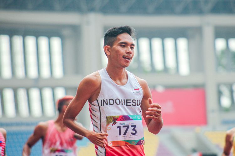 Atlet para atletik Indonesia, Nue Ferry Pradana, meraih medali emas ASEAN Para Games 2022 di Stadion Manahan, Solo, Selasa (2/8/2022).