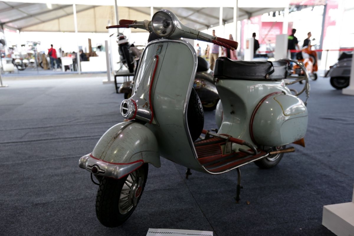 Motor Vespa klasik dipamerkan saat ajang Indonesia International Motor Show (IIMS) 2017 di JI Expo, Kemayoran, Jakarta, Sabtu (29/4/2017). Ajang pameran otomotif terbesar di Indonesia ini akan berlangsung hingga 7 Mei mendatang.