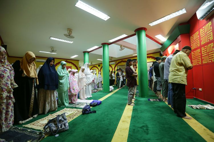 Jemaah tengah melaksanakan shalat di Masjid Lautze, Jakarta Pusat, Minggu (15/4/2023). Masjid bergaya arsitektur China ini menjadi wadah warga keturunan Tionghoa untuk belajar dan memeluk agama Islam.