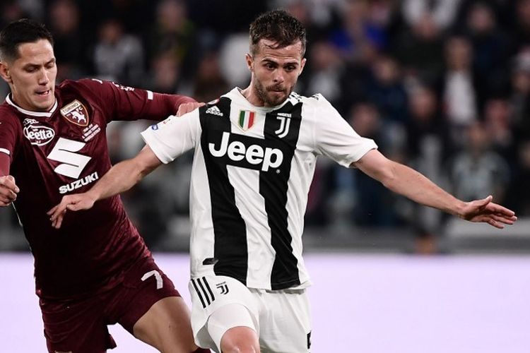 Sasa Lukic membayang-bayangi Miralem Pjanic pada laga Juventus vs Torino di Stadion Juventus dalam lanjutan Liga Italia, 3 Mei 2019. 