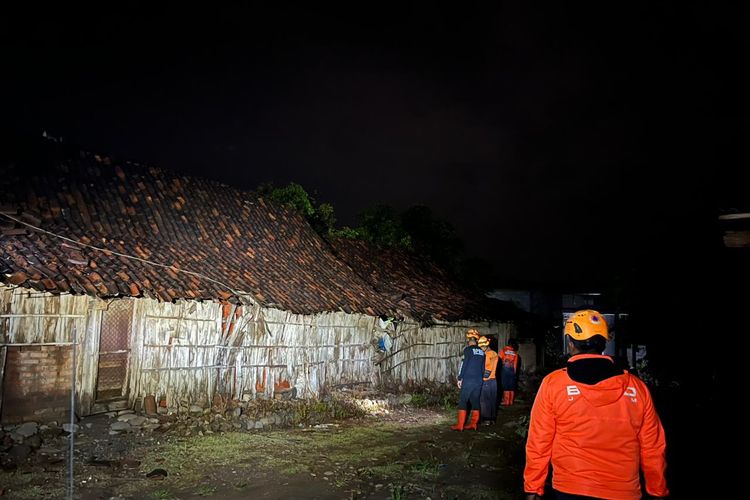 Diterjang Puting Beliung, Ratusan Rumah Rusak di Madiun