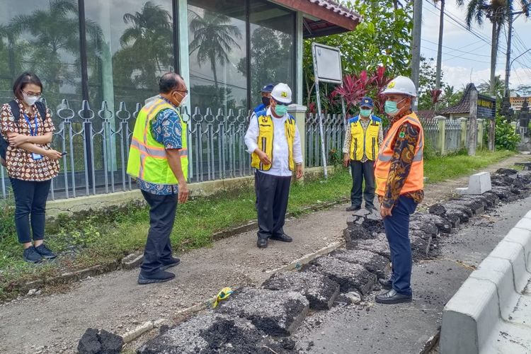 Menteri Pekerjaan Umum dan Perumahan Rakyat (PUPR) Basuki Hadimuljono meninjau pekerjaan infrastruktur penataan trotoan KSPN Borobudur, Jamat (13/11/2020).
