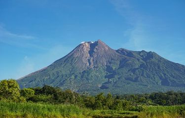 Gunung Merapi dilihat dari Bendungan Kendalsari atau Karangkendal, Kemalang, Klaten, Jawa Tengah. Gunung Merapi diketahui memiliki dua kubah lava setelah ditemukan kemunculan kubah lava baru pada 2021.
