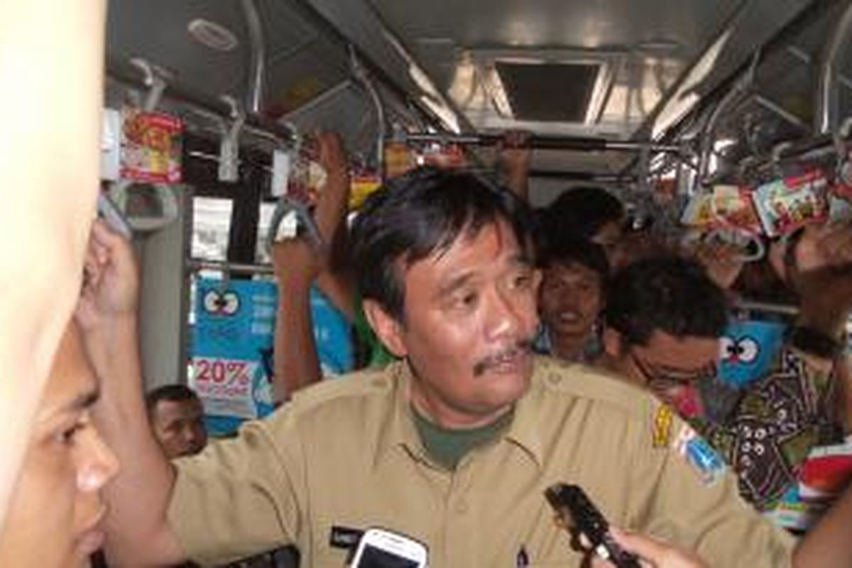 Wakil Gubernur DKI Jakarta Djarot Saiful Hidayat saat berada dalam bus transjakarta koridor I, Selasa (6/1/2015)