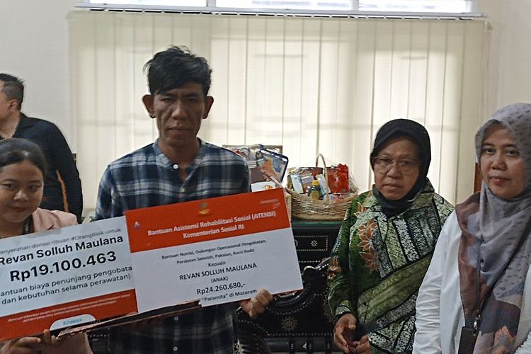 Mensos Tri Rismaharini menyalurkan bantuan ke lada orang tua Revan, anak yang mengalami lumpuh asal Sumbawa, Nusa Tenggara Barat (NTB), Kamis (7/12/2023).