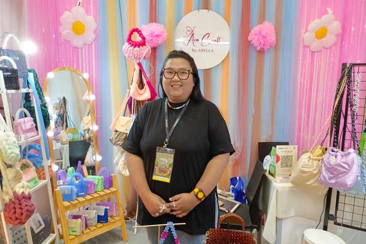 Aca Craft By Abella pada Pameran International Handicraft Trade Fair (INACRAFT) di Jakarta pada Kamis (5/10/2023).