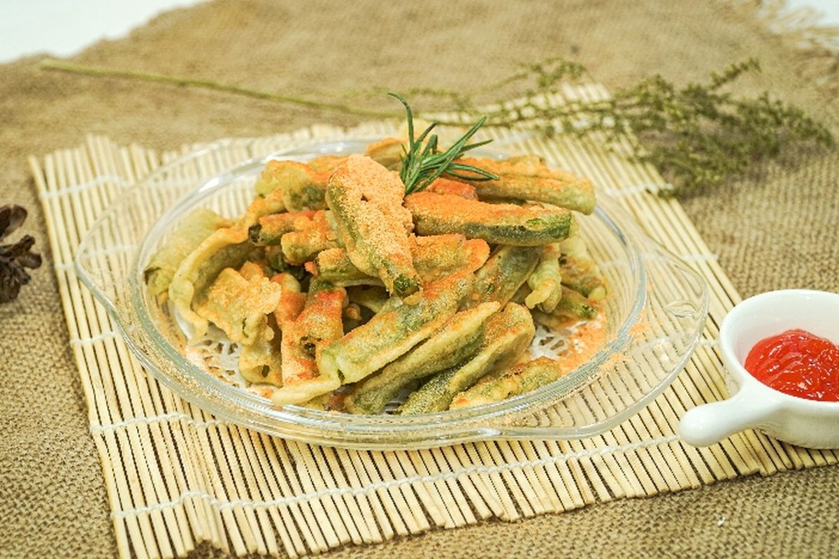 Buncis crispy ala Foodplace, taburi dengan keju bubuk.