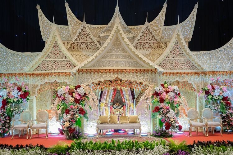 Panggung pernikahan bergaya adat Minang pada Menara Danareksa Wedding Expo 2023. 