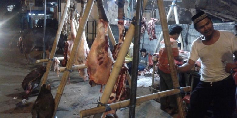 Arif, penjual daging kerbau di Jalan Lapangan Bola, Kebon Jeruk, Jakarta Barat, Jumat (25/7/2014).