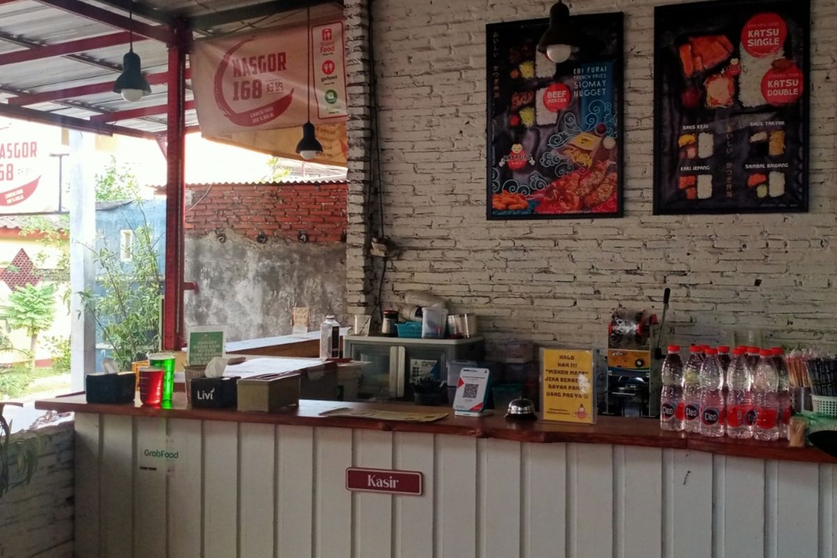 Pemilik Katsugi Bento, Dicky (38) menunjukkan lokasi pencurian di laci kasir.