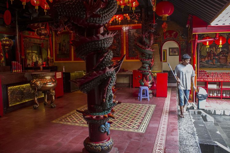 Persiapan menjelang Imlek petugas membersihkan Vihara Dhanagun, Kota Bogor, Jawa Barat, Sabtu (18/1/2020). Petugas menghabiskan waktu kurang lebih seminggu untuk membersihkan Vihara.