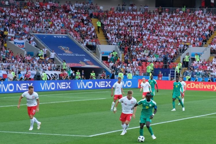 Kapten Senegal, Sadio Mane (Depan) dikawal pemain Polandia, Jakub Blaszczykowski pada laga penyisihan grup H Piala Dunia 2018 di Otkrytiye Arena, Selasa (19/6/2018).