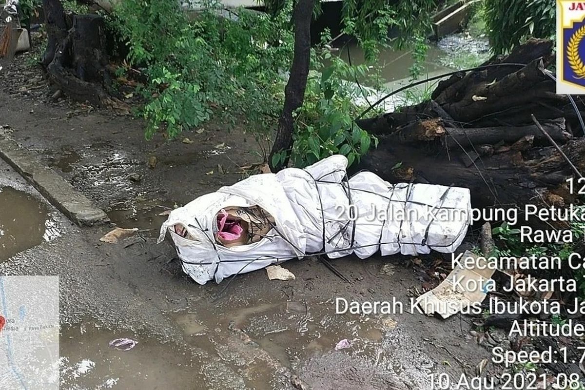 Sesosok mayat ditemukan dalam kondisi terbungkus kardus dan karung di Jalan Raya Bekasi, Cakung Barat, Cakung, Jakarta Timur, Selasa (10/8/2021).