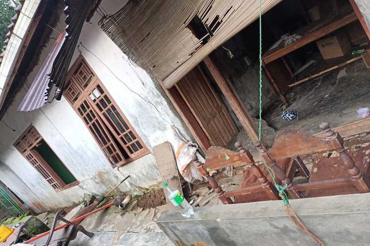 Bencana tanah bergerak terjadi di Kampung Cikoba, Desa Cikotok, Kecamatan Cibeber, Kabupaten Lebak, Provinsi Banten, Minggu (28/11/2021) malam.