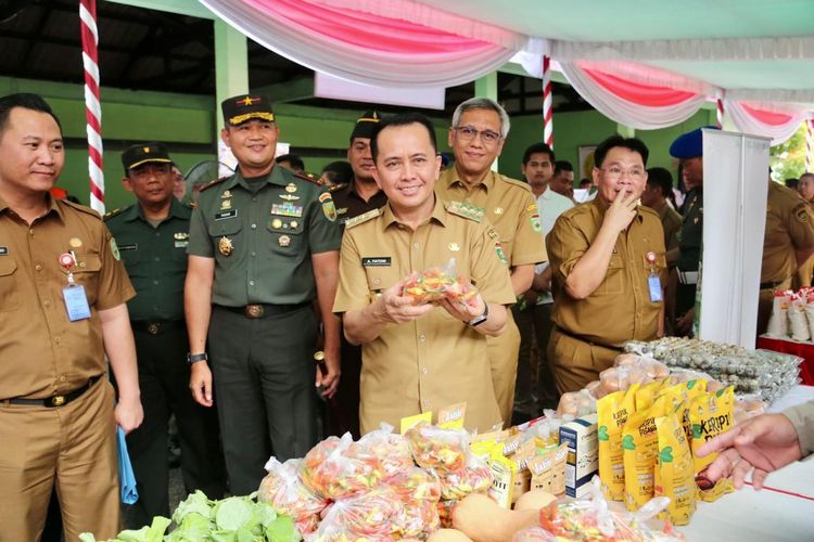 Pj Gubernur Sumsel Agus Fatoni meluncurkan Gerakan Pasar Murah Serentak Sumatera Selatan (GPMSS), di Halaman Kantor Den POM II/4 Palembang, Sumsel, Senin (29/1/2024). (Foto: Istimewa)
