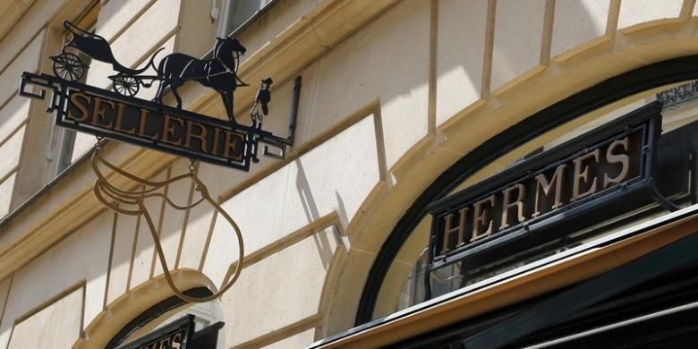 Bagian depan toko Hermes di Paris, Perancis.