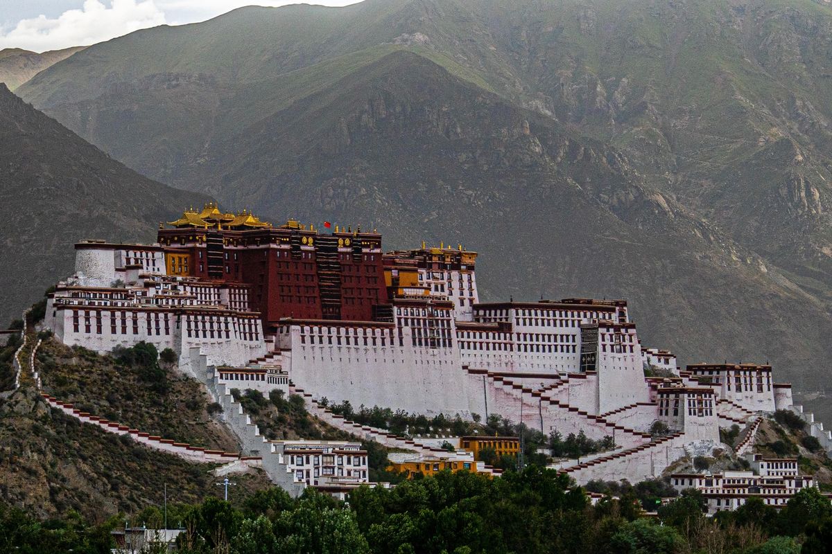 Ilustrasi Istana Potala atau Potala Palace di Tibet. Studi mengungkap pegunungan memanas lebih cepat dibanding dataran rendah. Dampaknya mengancam ekosistem dan keselamatan manusia.
