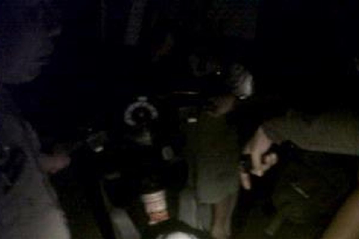 Salah satu kendaraan milik kawanan geng motor di Kabupaten Bone Sulawesi Selata diamankan polisi setelah menjadi sasaran amukan warga, Rabu (03/10/2012).