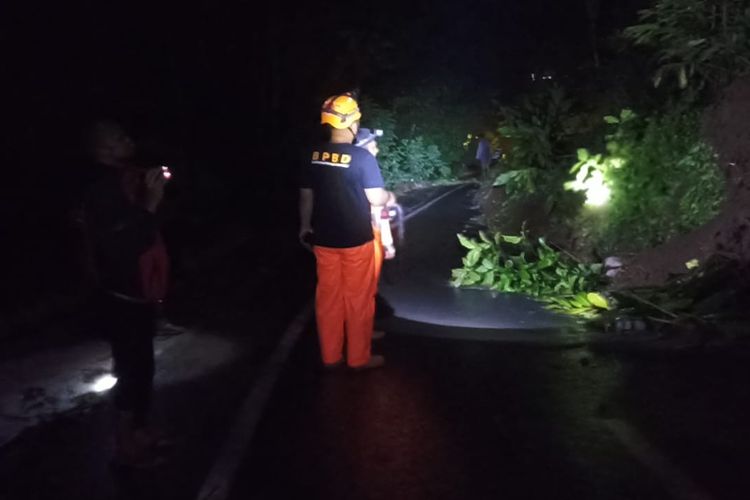 Tebing setinggi 20 meter di Kabupaten Wonosobo, Jawa Tengah longsor menimpa jalan kabupaten Kaliwiro - Medono pada Rabu (31/1/2024) malam. 
