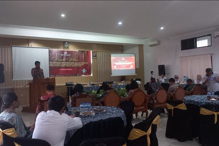 Penetapan perolehan kursi dan caleg terpilih melalui rapat pleno terbuka oleh KPU Kabupaten Purworejo yang disaksikan oleh perwakilan pengurus partai politik di Hotel Sanjaya Inn Kamis (2/5/2024) Sore. 