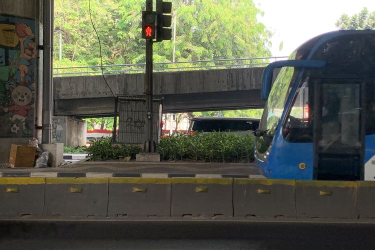 Penyeberangan di Kayu Putih Jaktim, Ada Lampu Pejalan Kaki tapi Tak Ada Zebra Cross