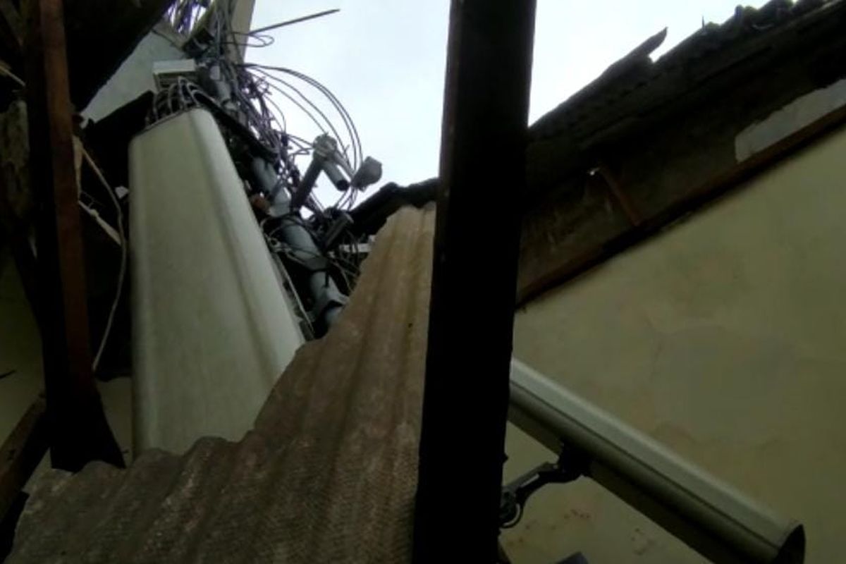 Menara telekomunikasi milik provider Telkomsel ambruk menimpa dua rumah kontrakkan di jalan Masjid Lio, Kelurahan Depok, Kecamatan Pancoran Mas, Kota Depok, Senin (21/3/2022) siang tadi.