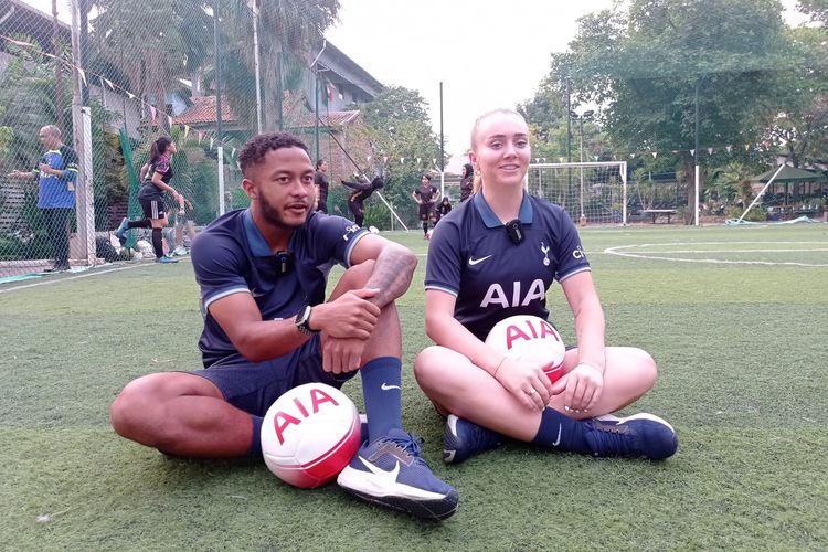 Jadon Anderson (kiri) dan Tegan Burling (kanan) melakukan sesi wawancara, pada Selasa (3/10/2023), di lapangan futsal komplek Sports Centre Kompas Gramedia.