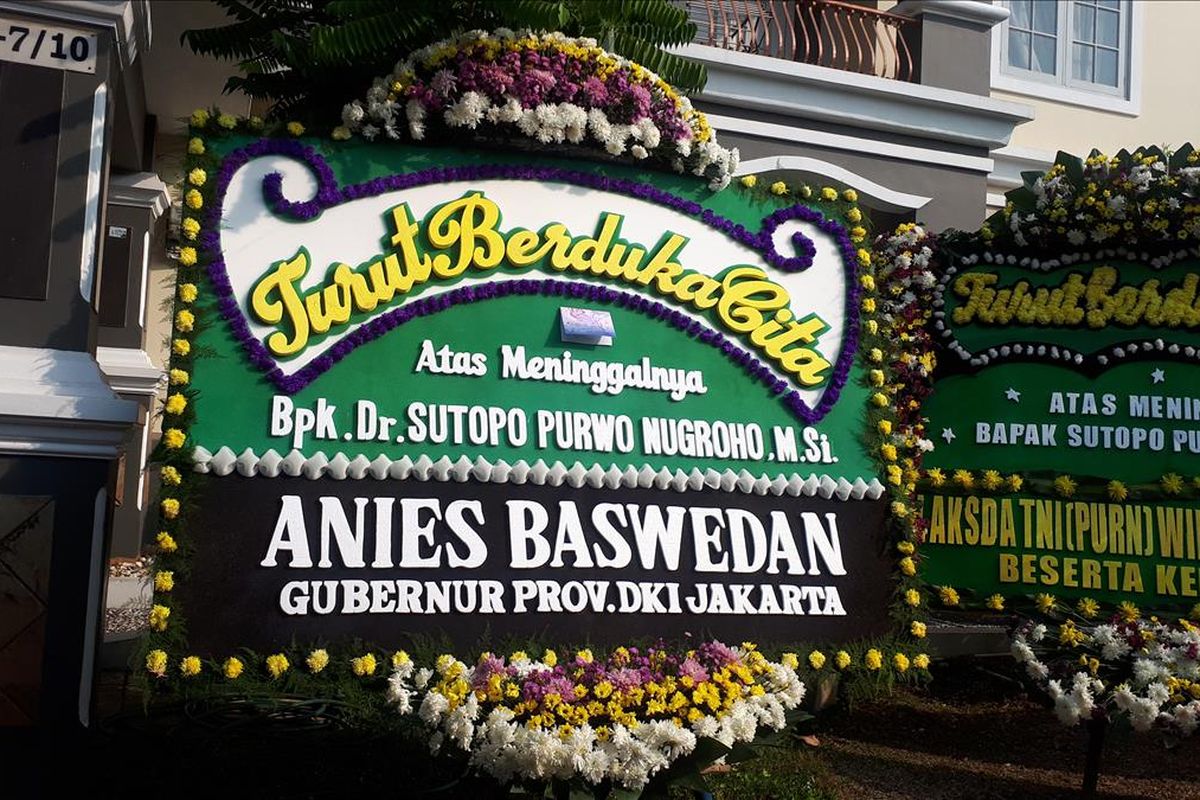 Karangan bunga dari Gubernur DKI Jakarta Anies Baswedan di kediaman Sutopo di Perumahan Raffles Hills, Depok, Jawa Barat, Minggu (7/7/2019). 
