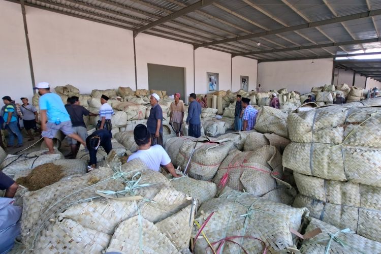 Suasana penjualan tembakau di PR Bahagia Ganding, Sumenep, Jawa Timur. 