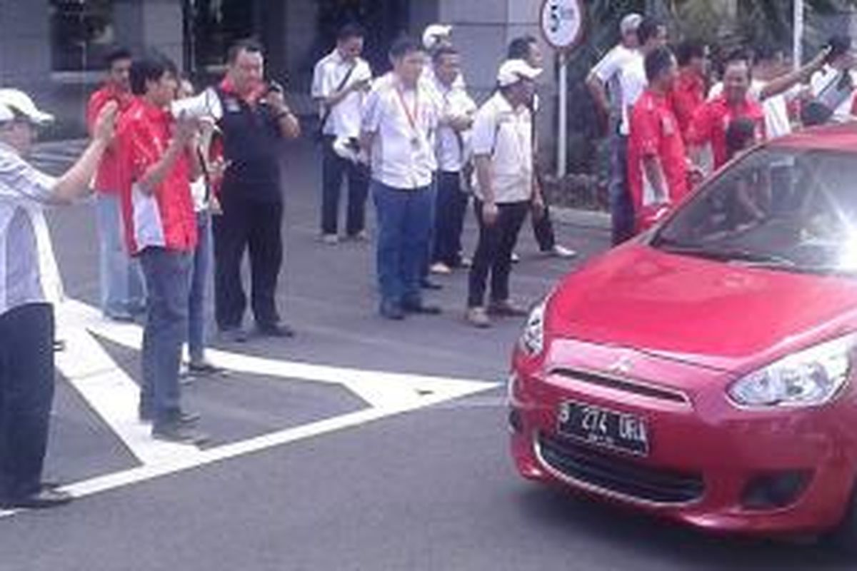 Prosesi start Mirage Eco Fun Drive seri kedua di kantor pusat KTB, Jakarta (23/11/2014)