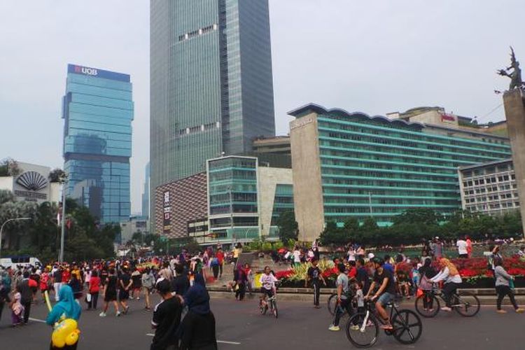 Suasana car free day di kawasan Bundaran Hotel Indonesia, Jakarta Pusat, Minggu (5/6/2016).