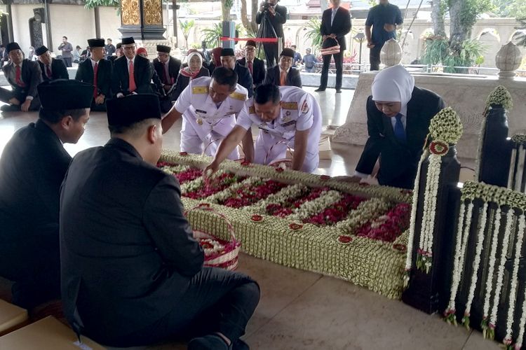 Ziarah Makam Bung Karno Jelang HUT Ke-81 Jatim, Khofifah Pamer NTP Jatim Tertinggi