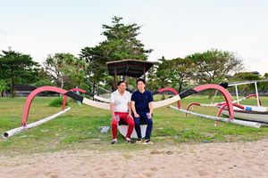 Saat Dua Menhan Bergaya Santai di Bali: Jalan di Pesisir Pantai Sambil Menikmati 'Sunrise'