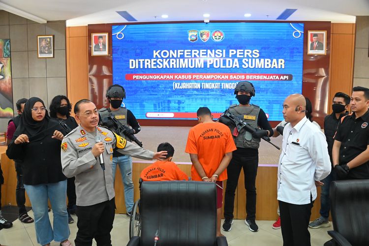Kapolda Sumbar Irjen Pol Suharyono memberikan keterangan pers, Selasa (30/1/2024) di Padang