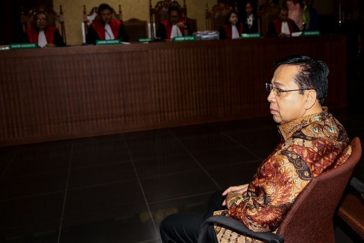 Setya Novanto saat menghadiri sidang vonis di Pengadilan Tindak Pidana Korupsi Jakarta, Selasa (24/4/2018). KPK menduga Setya Novanto melakukan perbuatan melawan hukum dan atau penyalahgunaan wewenang yang mengakibatkan kerugian negara terkait pengadaan proyek KTP elektronik.