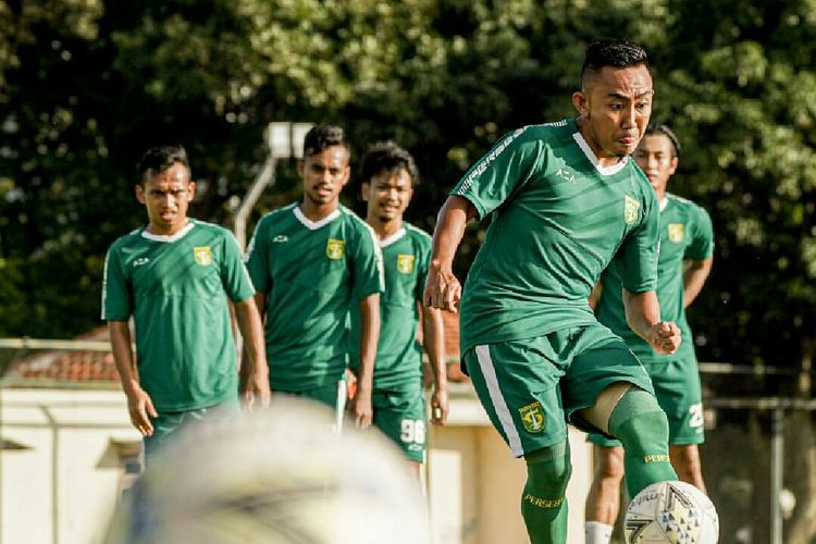 Pemain senior Persebaya Surabaya Rendy Irwan menjalani rangkaian training camp (TC) di Jogjakarta mulai 15-25 Januari 2020.