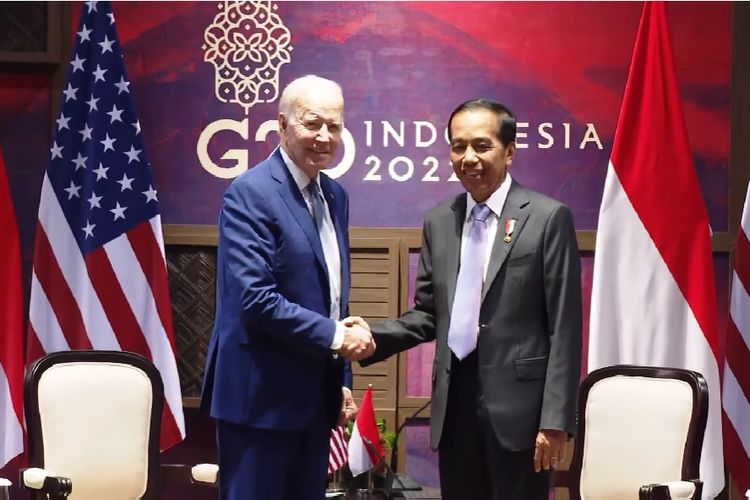 Presiden Joko Widodo berjabat tangan dengan Presiden Amerika Serikat Joe Biden sebelum melakukan pertemuan bilateral di Bali, Senin (14/11/2022).