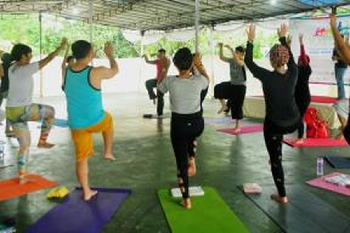 Para peserta Yin Yoga dalam acara YogaFest di Taman Menteng Jakarta (25/4/15).