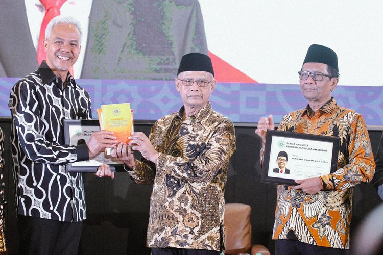  Pasangan calon presiden dan calon wakil presiden nomor urut 3, Ganjar Pranowo dan Mahfud MD, dijadikan sebagai anggota kehormatan Muhammadiyah.